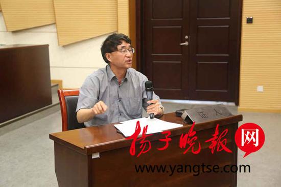 专家证人吕教授在阐述观点。